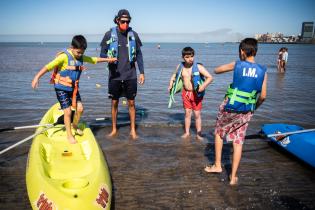 Actividades deportivas y recreativas en playa Ramírez en el marco del Programa Verano