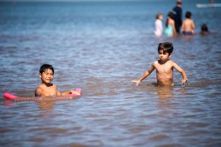 Actividades deportivas y recreativas en playa Ramírez en el marco del Programa Verano