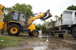 Tareas de desagüe tras la inundación en el Barrio Ideal