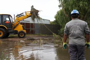 Tareas de desagüe tras la inundación en el Barrio Ideal