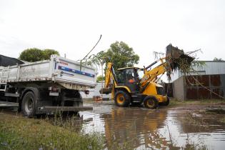 Tareas de desagüe tras la inundación en el Barrio Ideal