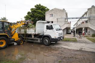 Tareas de desagüe tras la inundación en el Barrio Ideal