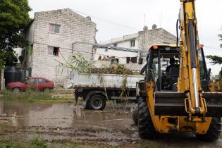 Tareas de desagüe tras la inundación en el Barrio Ideal