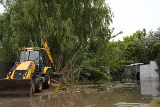 Tareas de desagüe tras la inundación en el Barrio Ideal