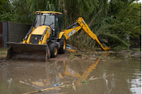 Tareas de desagüe tras la inundación en el Barrio Ideal