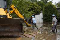 Tareas de desagüe tras la inundación en el Barrio Ideal