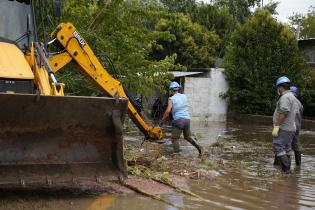 Tareas de desagüe tras la inundación en el Barrio Ideal