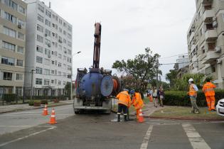 Cuadrillas de la Intendencia de Montevideo realizan tareas en barrio Malvín ante las intensas lluvias