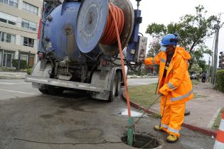 Cuadrillas de la Intendencia de Montevideo realizan tareas en barrio Malvín ante las intensas lluvias