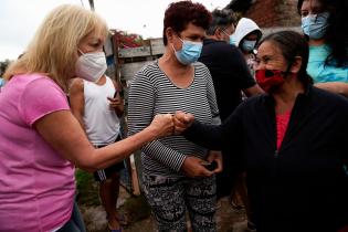 Donación de colchones y elementos de limpieza en Dr. Alfonso Lamas a familias damnificadas por las inundaciones Donación de colchones y elementos de limpieza en Dr. Alfonso Lamas a familias damnificadas por las inundaciones