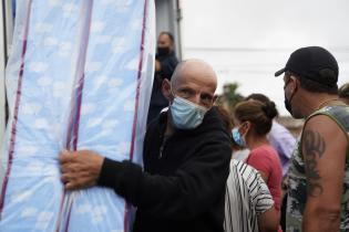 Donación de colchones y elementos de limpieza en Dr. Alfonso Lamas a familias damnificadas por las inundaciones