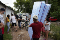 Donación de colchones y elementos de limpieza en Dr. Alfonso Lamas a familias damnificadas por las inundaciones