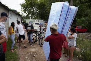 Donación de colchones y elementos de limpieza en Dr. Alfonso Lamas a familias damnificadas por las inundaciones