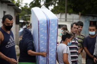 Donación de colchones y elementos de limpieza en Dr. Alfonso Lamas a familias damnificadas por las inundaciones