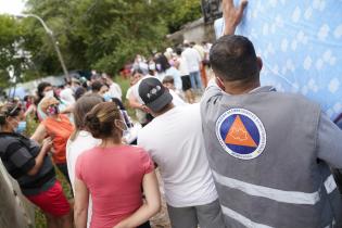 Donación de colchones y elementos de limpieza en Dr. Alfonso Lamas a familias damnificadas por las inundaciones