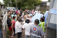 Donación de colchones y elementos de limpieza en Dr. Alfonso Lamas a familias damnificadas por las inundaciones