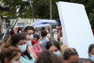 Donación de colchones y elementos de limpieza en Dr. Alfonso Lamas a familias damnificadas por las inundaciones