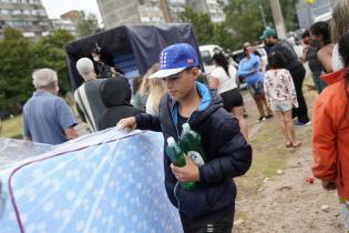 Donación de colchones y elementos de limpieza en el asentamiento El Progreso para familias damnificadas por las inundaciones 