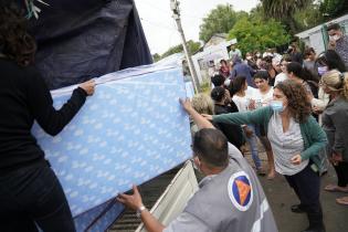 Donación de colchones y elementos de limpieza en el asentamiento El Progreso para familias damnificadas por las inundaciones 