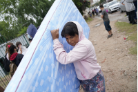 Donación de colchones y elementos de limpieza en el asentamiento El Progreso para familias damnificadas por las inundaciones 
