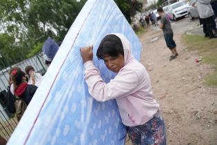 Donación de colchones y elementos de limpieza en el asentamiento El Progreso para familias damnificadas por las inundaciones 