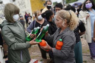 Donación de colchones y elementos de limpieza en el asentamiento El Progreso para familias damnificadas por las inundaciones 