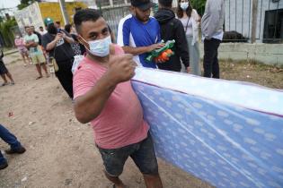 Donación de colchones y elementos de limpieza en el asentamiento El Progreso para familias damnificadas por las inundaciones 