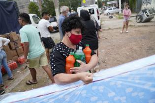 Donación de colchones y elementos de limpieza en el asentamiento El Progreso para familias damnificadas por las inundaciones Donación de colchones y elementos de limpieza en el asentamiento El Progreso para familias damnificadas por las inundaciones