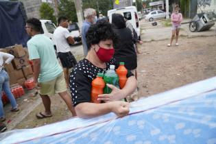 Donación de colchones y elementos de limpieza en el asentamiento El Progreso para familias damnificadas por las inundaciones 