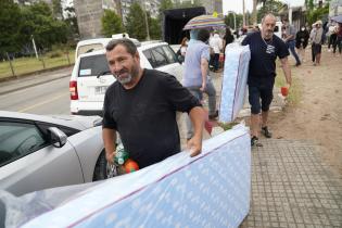 Donación de colchones y elementos de limpieza en el asentamiento El Progreso para familias damnificadas por las inundaciones Donación de colchones y elementos de limpieza en el asentamiento El Progreso para familias damnificadas por las inundaciones