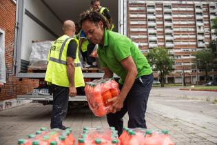 Preparativos para la donación de colchones y elementos de limpieza en el CECOED Preparativos para la donación de colchones y elementos de limpieza en el CECOED