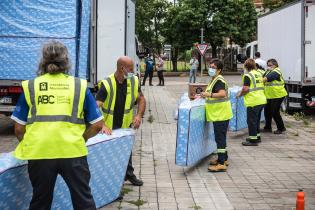 Preparativos para la donación de colchones y elementos de limpieza en el CECOED Preparativos para la donación de colchones y elementos de limpieza en el CECOED