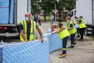 Preparativos para la donación de colchones y elementos de limpieza en el CECOED Preparativos para la donación de colchones y elementos de limpieza en el CECOED