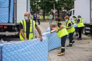 Preparativos para la donación de colchones y elementos de limpieza en el CECOED