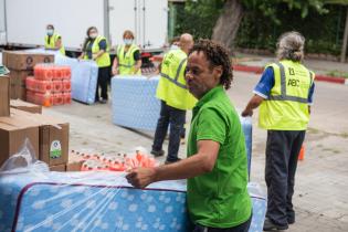 Preparativos para la donación de colchones y elementos de limpieza en el CECOED Preparativos para la donación de colchones y elementos de limpieza en el CECOED