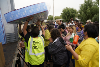 Donación de colchones y elementos de limpieza en el asentamiento Los Milagros para familias damnificadas por las inundaciones 
