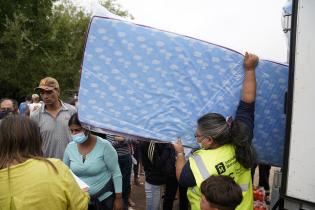 Donación de colchones y elementos de limpieza en el asentamiento Los Milagros para familias damnificadas por las inundaciones 