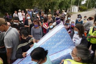 Donación de colchones y elementos de limpieza en el asentamiento Los Milagros para familias damnificadas por las inundaciones 