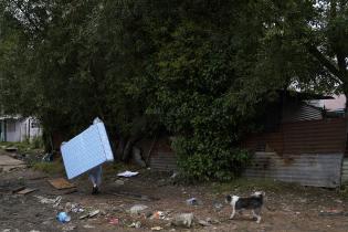 Donación de colchones y elementos de limpieza en el asentamiento Los Milagros para familias damnificadas por las inundaciones 