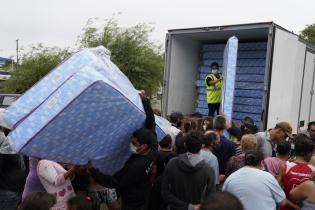 Donación de colchones y elementos de limpieza en el asentamiento Los Milagros para familias damnificadas por las inundaciones 