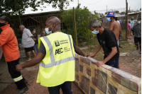 Donación de colchones y elementos de limpieza en el asentamiento Santa Teresa para familias damnificadas por las inundaciones 