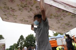Donación de colchones y elementos de limpieza en el asentamiento Santa Teresa para familias damnificadas por las inundaciones Donación de colchones y elementos de limpieza en el asentamiento Santa Teresa para familias damnificadas por las inundaciones