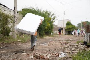 Donación de colchones y elementos de limpieza en el asentamiento Santa Teresa para familias damnificadas por las inundaciones 