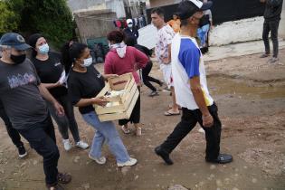 Donación de colchones y elementos de limpieza en el asentamiento Santa Teresa para familias damnificadas por las inundaciones 