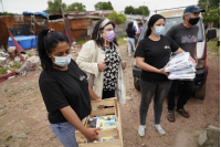 Donación de colchones y elementos de limpieza en el asentamiento Santa Teresa para familias damnificadas por las inundaciones 