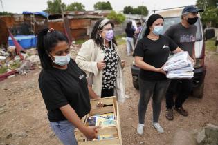 Donación de colchones y elementos de limpieza en el asentamiento Santa Teresa para familias damnificadas por las inundaciones Donación de colchones y elementos de limpieza en el asentamiento Santa Teresa para familias damnificadas por las inundaciones