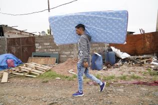 Donación de colchones y elementos de limpieza en el asentamiento Santa Teresa para familias damnificadas por las inundaciones Donación de colchones y elementos de limpieza en el asentamiento Santa Teresa para familias damnificadas por las inundaciones