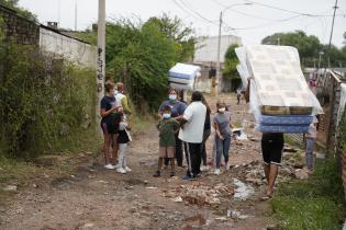 Donación de colchones y elementos de limpieza en el asentamiento Santa Teresa para familias damnificadas por las inundaciones Donación de colchones y elementos de limpieza en el asentamiento Santa Teresa para familias damnificadas por las inundaciones