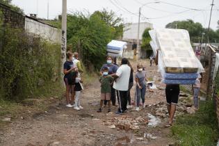 Donación de colchones y elementos de limpieza en el asentamiento Santa Teresa para familias damnificadas por las inundaciones 