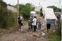 Donación de colchones y elementos de limpieza en el asentamiento Santa Teresa para familias damnificadas por las inundaciones 